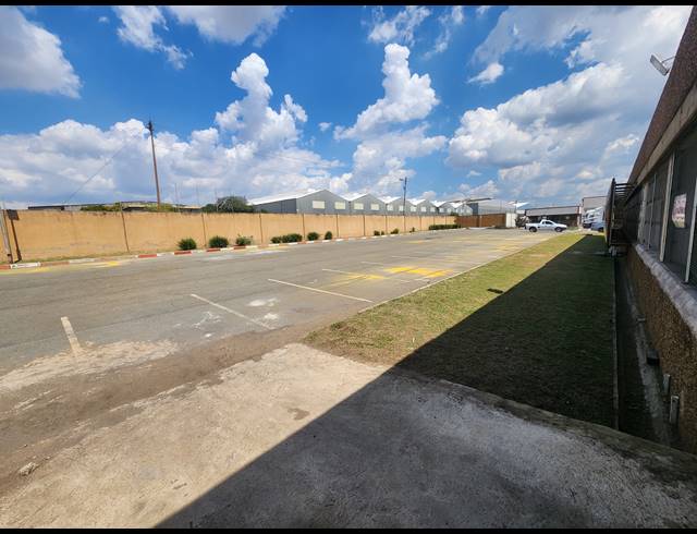 330M² WAREHOUSE TO LET IN ROODEKOP